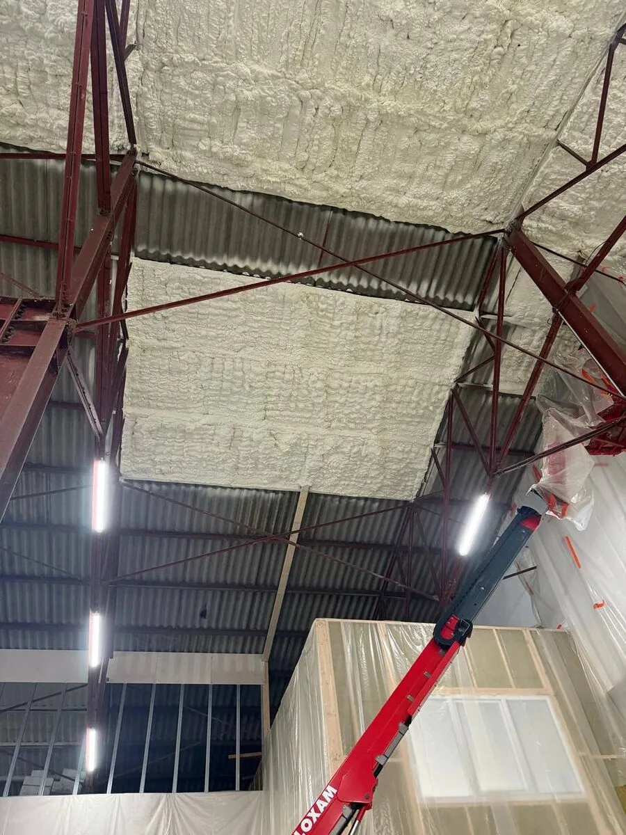 Isolation sol projetée - chantier Ovalpro